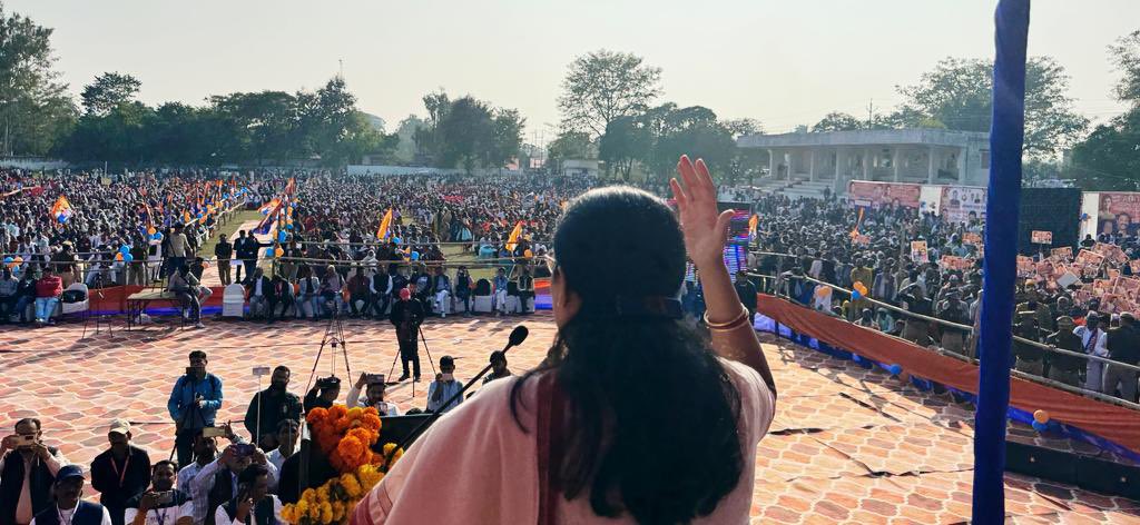 AnupriyaSPatel's tweet photo. आज जनपद-रामपुर में “मंडलीय कार्यकर्ता सम्मेलन” में उपस्थित जनसमूह को संबोधित किया।
@apnadalofficial के प्रति इस अपार स्नेह को देखकर कर भाव-विभोर हूँ।
कार्यक्रम में उमड़े जनसैलाब को हृदय से कृतज्ञता ज्ञापित करती हूँ..🙏🏻 https://t.co/y38pS659qf