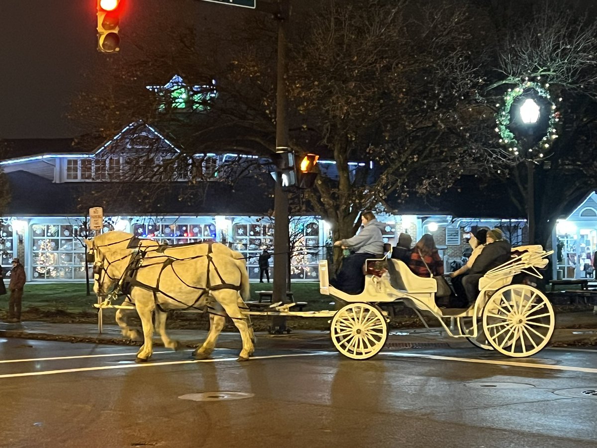 kymlamb's tweet photo. This time of the year I photograph a lot of lights, ribbons and bows. It’s Christmas Time in #TinselTowns visit https://t.co/NtSqxtxBFs for holiday events on Mansfield-Richland County. #EmbraceTheNostalgia https://t.co/EpxgFVFOox