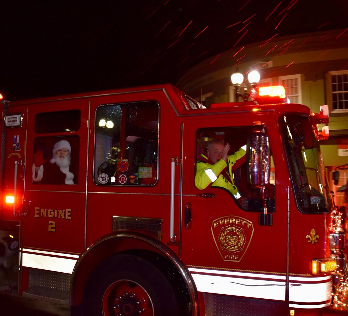 Mayor_DeMaria's tweet image. It was great to see so many of you at our Tree Lighting! 🎄

The @City_EverettMA community showed our Christmas spirit through all of the smiles, laughs and holiday cheer we shared together. 

I wish you all a Merry Christmas and a wonderful holiday season!

#EverettMA