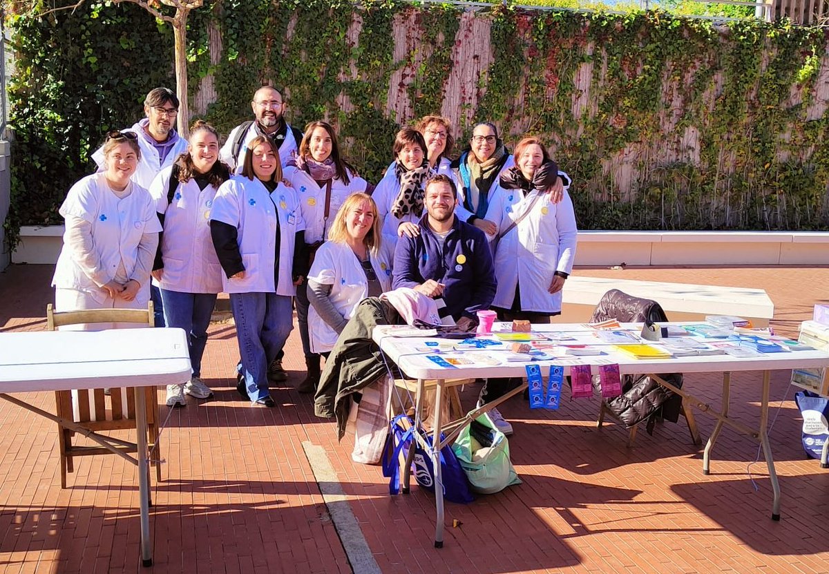 primariaicscat's tweet photo. Professionals de diferents equips de #CAPCasernes i #CAPSantAndreu mostren els seus serveis a la ciutadania i fan educació sanitària a la trobada 'Per festa major, fes salut'.
Organitzada per la Taula de #SalutComunitària amb motiu de la Festa Major de Sant Andreu del Palomar. https://t.co/IUW7lM8cwu