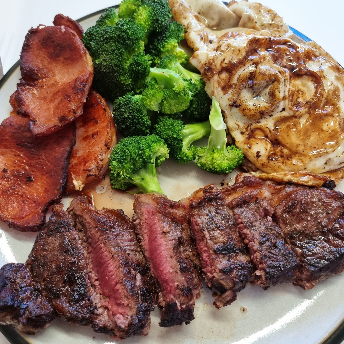 FrancisGeohara's tweet photo. Time for a solid meal. Anyone else eating food these days?
#middleofnight https://t.co/pWL2gWHSIG