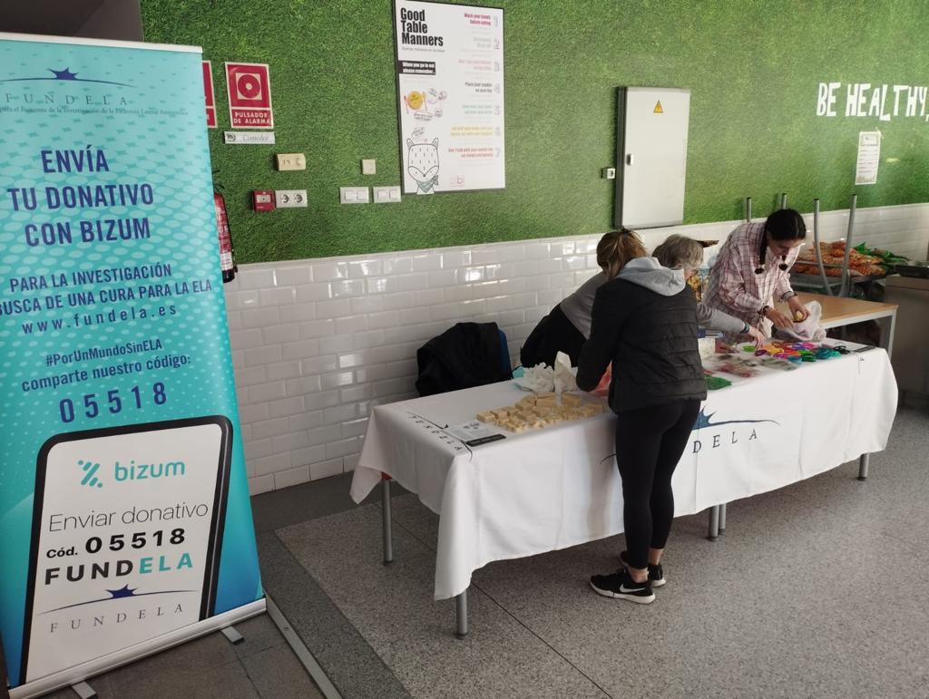FUNDELA1's tweet photo. Además, el @AMPAQUERCUS ha contribuido con la venta de cuentos y libros (donados por los alumnos y sus familias) a un precio simbólico, destinando la recaudación a la investigación de la #ELA https://t.co/UdnJ5zSzPP
