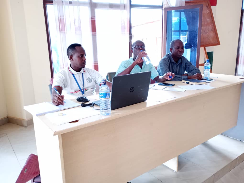 SEP_CNPS's tweet photo. Ce vendredi 1er décembre,le Responsable Provincial du @SEP_CNPS en Mairie de Bujumbura a organisé la réunion statutaire communal de la CNPS en commune Muha.Ils ont discuté sur l'affiliation des entreprises privés à la sécurité sociale. https://t.co/TZ5ohWylmt