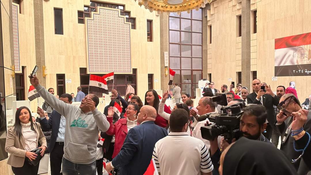 engalizain's tweet photo. المغترب المفروض انه افضل حظا من الداخل في الرزق و المعرفة و رؤيته الواسعة لأوضاع بلده و مقارنتها بغيرها و بالتالي هيكون اكتر حد شايف البؤس الحالي لمصر وعلى الرغم من كده فيهم معرصين مستفيدين #مصر_تنتخب https://t.co/vqfFtGtdhd