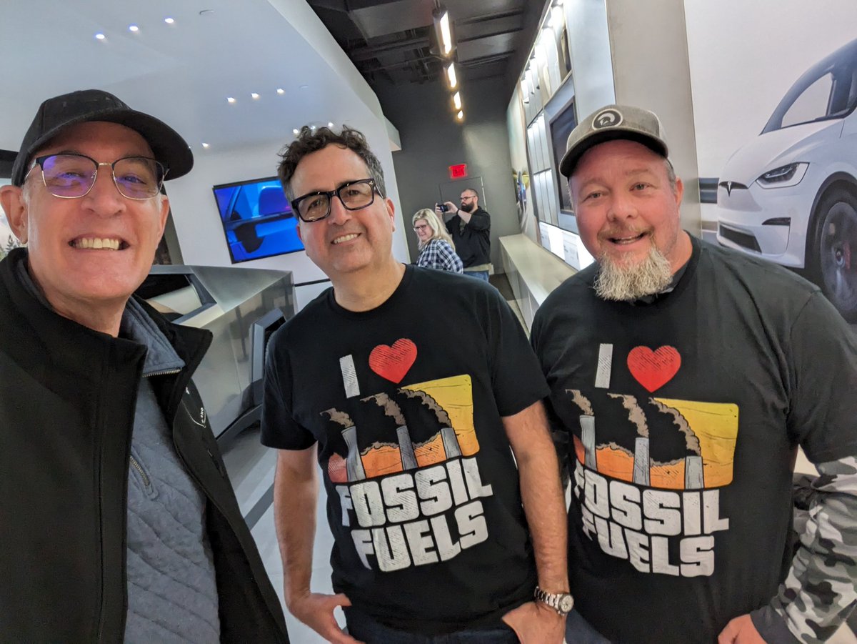 .@tesla #Cybertruck brings all the fans out #fossilfools