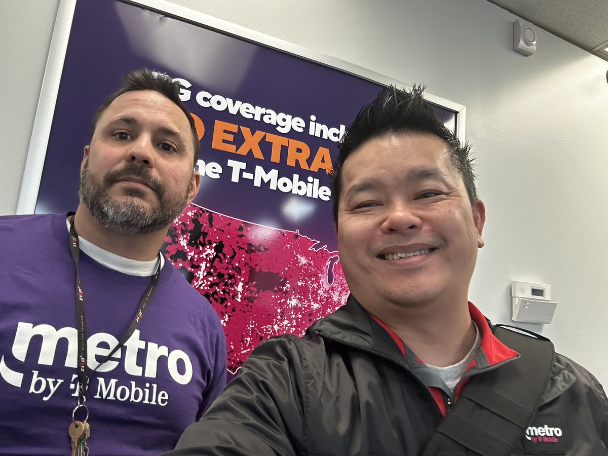 TM0Tang's tweet image. Are you still looking for gifts? Mike has you cover @MetroByTMobile at Harvard Ave. Come by and see him!  @AlexBrownTMO @WinstonAwadzi @thayesnet