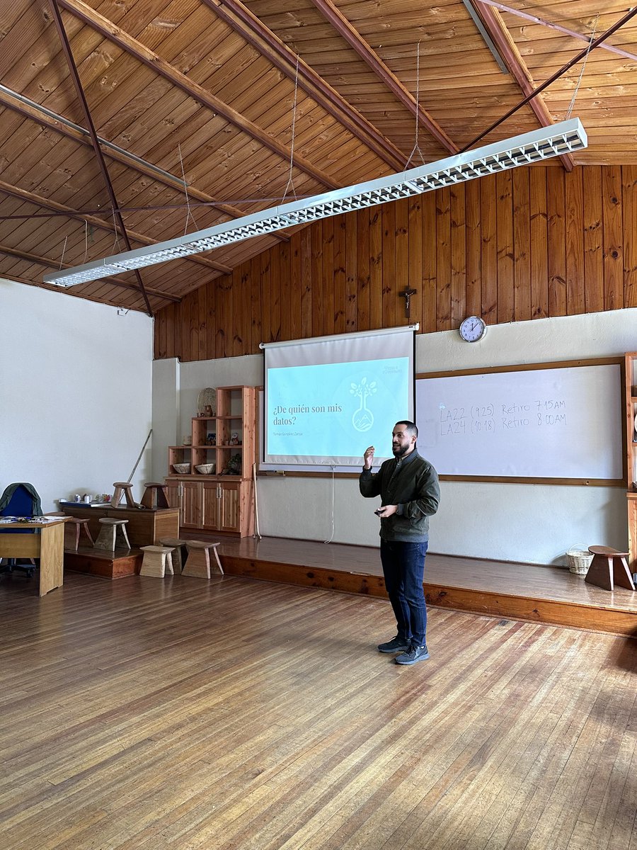 Tercera sesión de nuestro último día de taller donde Tomás González Zarzar @toms_zar del CISS y FACSA @umayor @investigaumayor presenta respecto a la propiedad de datos (de quien son mis datos?)🧐 Este taller es organizado en colaboración con el @CentroCIIR