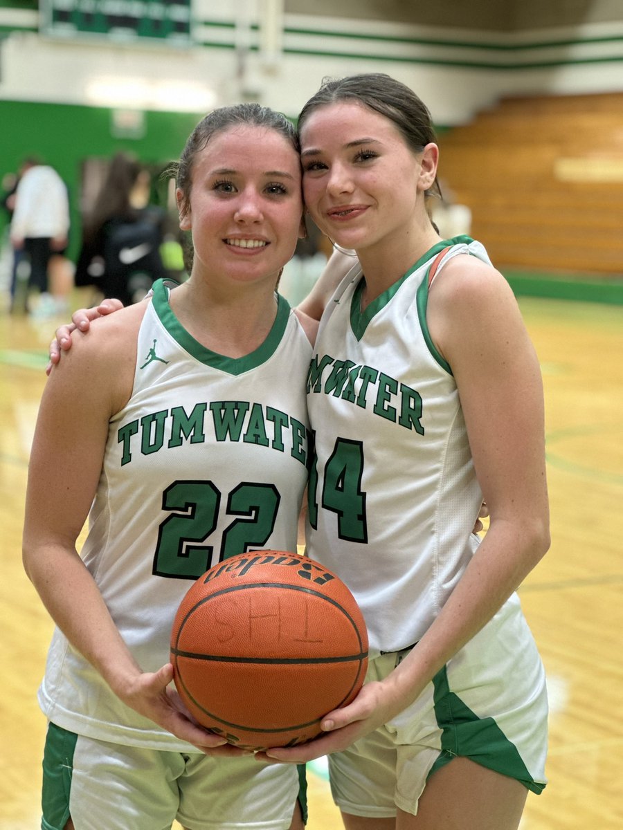 Crazy proud!! Regan returns from ACL injury with the best game of her career: 36 pts, 14 rbd, 7 ast, 3 stl!! 8 months of pain, worry and grueling work pays off!! Leads the T-birds to OT win over Washougal! @ReganBrewer22 @TumwaterGBBALL @ManyHatsMilles @PGHWashington