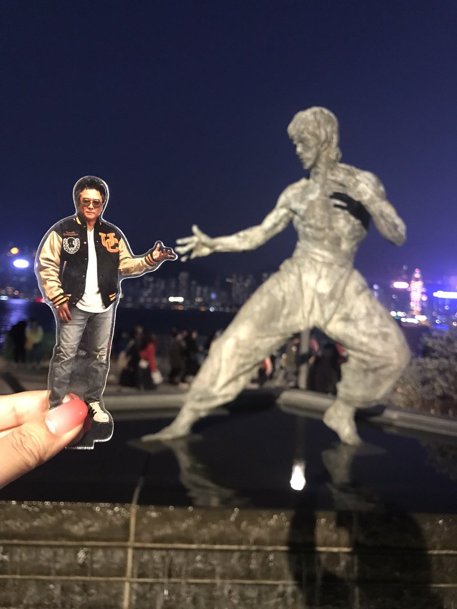 kii202205's tweet photo. #香港
#ビクトリアハーバー
#ブルース・リー 
#錦織一清
 
陽があるうちにと思ったけど間に合わなくて🥲
でもライトアップされてた✨🥹

ニッキ、このためにこのポーズにした訳じゃないよね？
というくらいしっくりきてませんか？

#夢の共演 https://t.co/2LHqkpsEfd