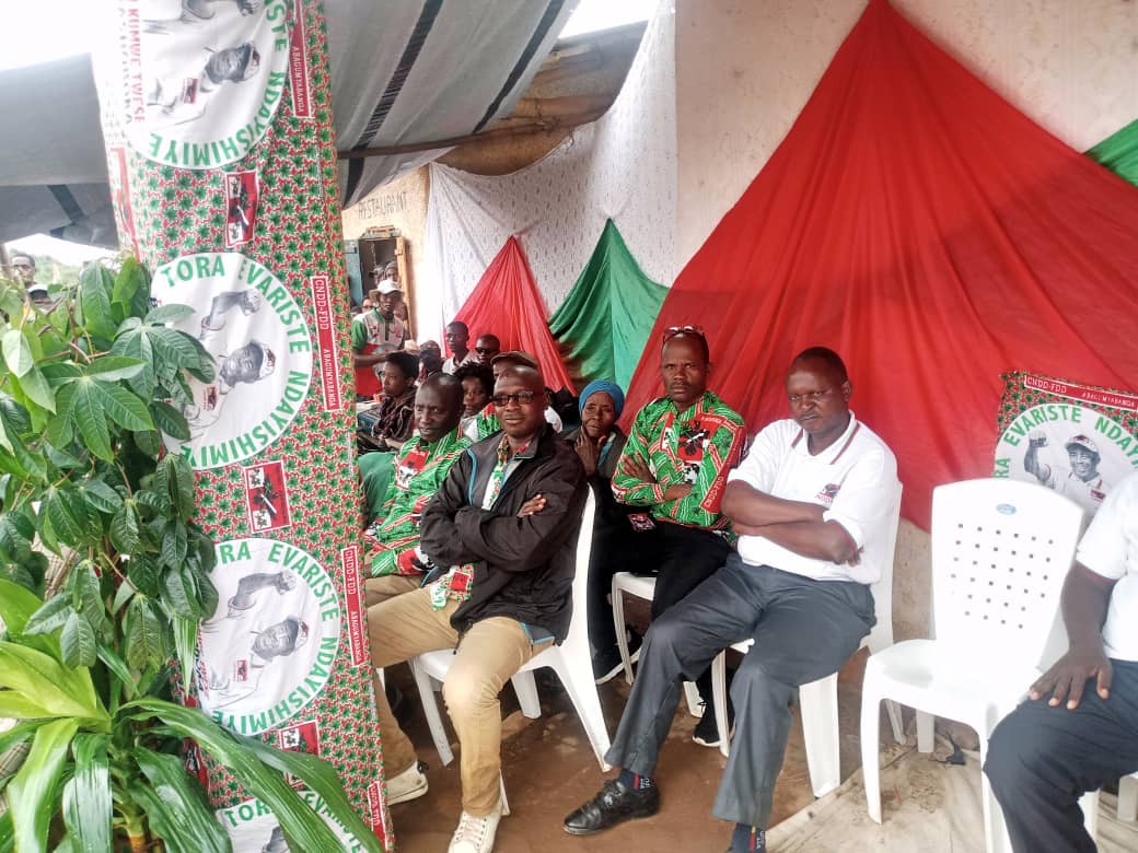 1cnddfdd's tweet photo. Bureau y'umugambwe muri komine yagendeye Zone kayove 
Murukurikirane gwo kugendera ama zone agize komine 
Haboneceyeho nakaryo ko ku bwira abagumyabanga mugushigikira ibikorwa vy'Umukuru w'Igihugu mukurima no korora ibitungwa bitobito. https://t.co/LYa45ZFoKA
