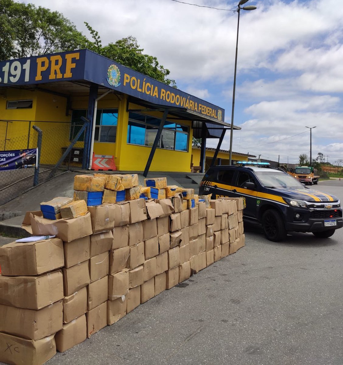 FlavioDino's tweet photo. Polícia Rodoviária Federal, na manhã deste sábado, tirando das organizações criminosas mais 2 toneladas de drogas. Operação em São Paulo. https://t.co/XiWJvSXfqk