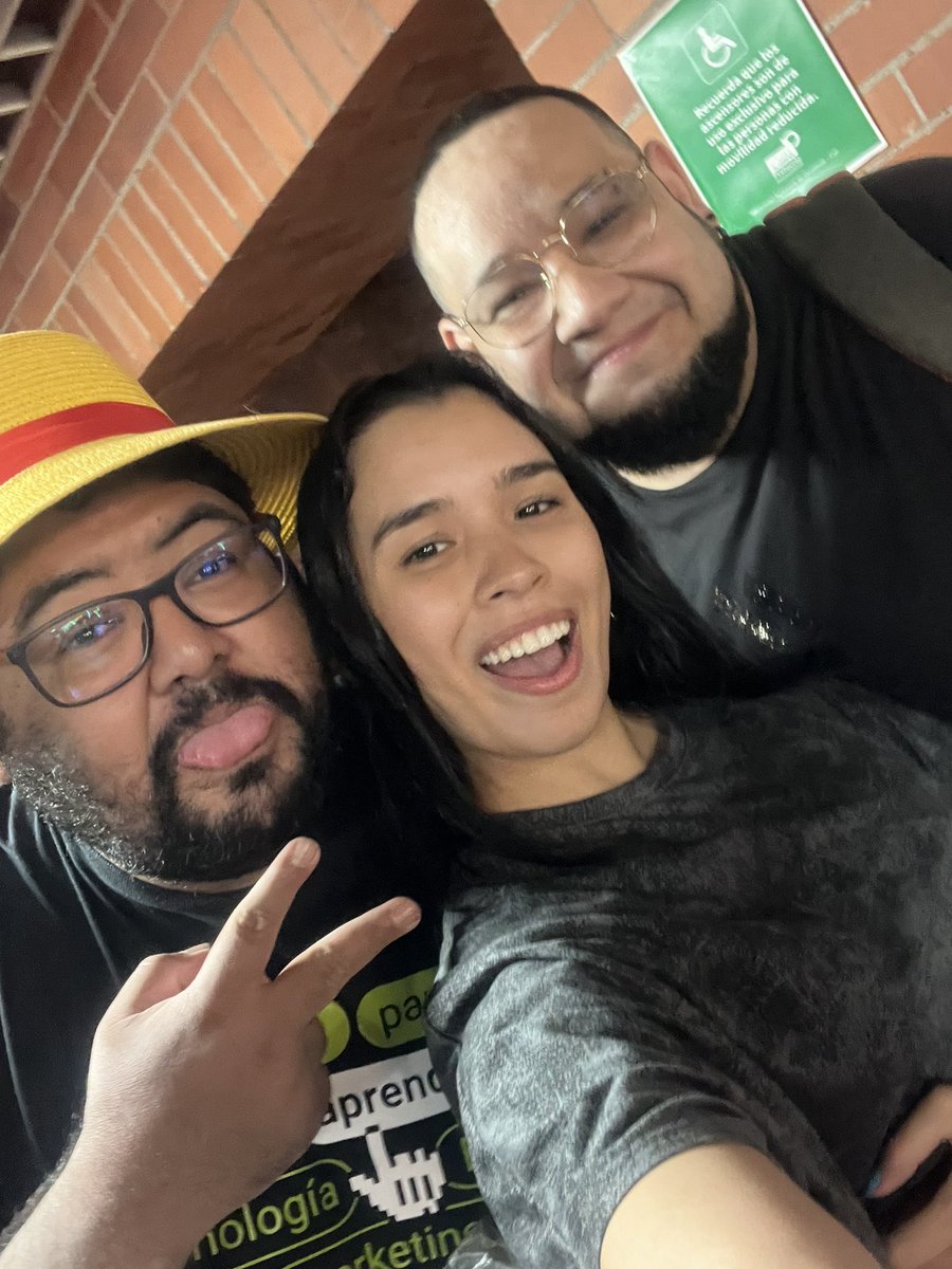 ladivaloper's tweet photo. Que bonito verlos 🥹 @gndx @DezkaReid #devfestcali https://t.co/0oX9bvhEIh