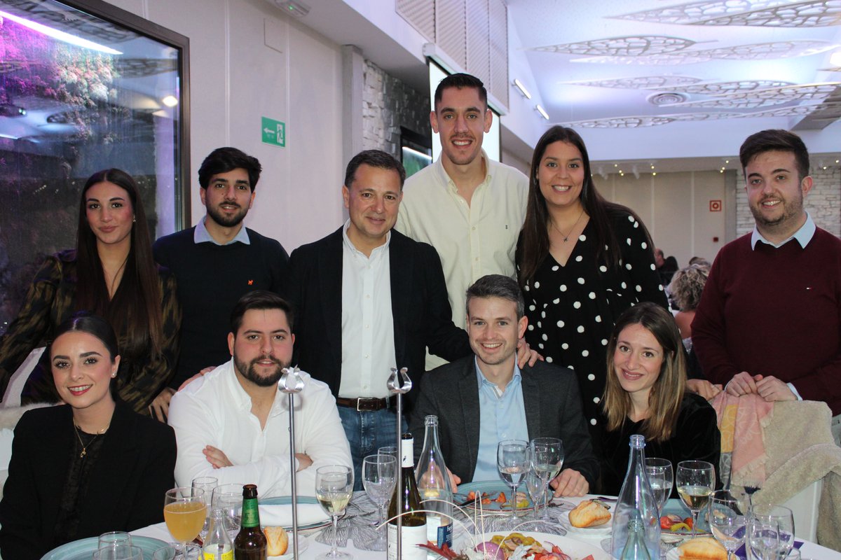 Selopezmanuel's tweet photo. 🟦 Nuestros afiliados y simpatizantes son el gran activo del Partido Popular Provincial de Albacete.

Somos más necesarios que nunca para frenar las políticas de Pedro Sánchez y defender que los albaceteños no somos menos que nadie.

📌 Comida Navideña del @PP_Albacete https://t.co/VkdOPTaAIF