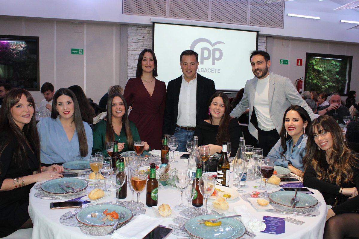 Selopezmanuel's tweet photo. 🟦 Nuestros afiliados y simpatizantes son el gran activo del Partido Popular Provincial de Albacete.

Somos más necesarios que nunca para frenar las políticas de Pedro Sánchez y defender que los albaceteños no somos menos que nadie.

📌 Comida Navideña del @PP_Albacete https://t.co/VkdOPTaAIF