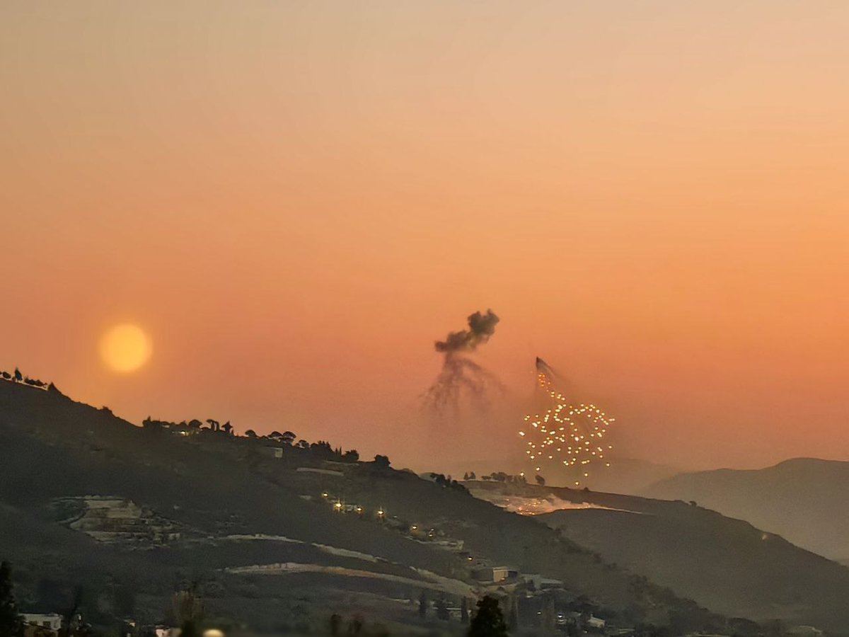 iFaty0103's tweet image. 📷 Continuous #Israeli shelling with #phosphor shells in the vicinity of Khiam plain in south #Lebanon.

#IsraelWarCrimes #ZionistsAreTerrorists 
#zio