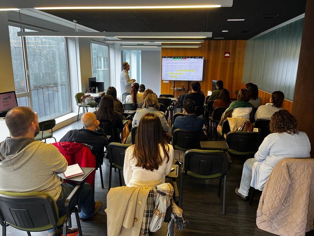 SEMG_ES's tweet photo. Hoy hemos celebrado con éxito la actividad 'Aprendiendo a elaborar y evaluar comunicaciones en 5 pasos' en el Hospital Universitario Lucus Augusti (#Lugo)

Con la vista puesta ya en las fechas que se avecinan... #Navidad 

Con nuestra presidenta @Pilar_RguezLedo

#FormaciónSEMG https://t.co/6L3R3GHtrt