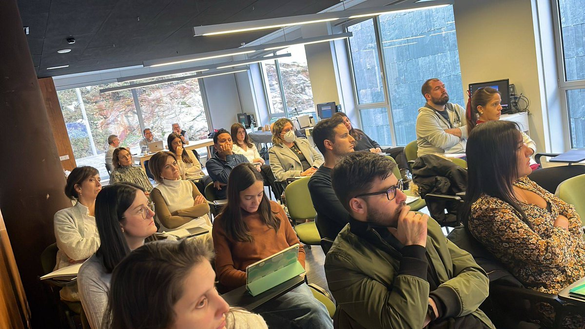 SEMG_ES's tweet photo. Hoy hemos celebrado con éxito la actividad 'Aprendiendo a elaborar y evaluar comunicaciones en 5 pasos' en el Hospital Universitario Lucus Augusti (#Lugo)

Con la vista puesta ya en las fechas que se avecinan... #Navidad 

Con nuestra presidenta @Pilar_RguezLedo

#FormaciónSEMG https://t.co/6L3R3GHtrt