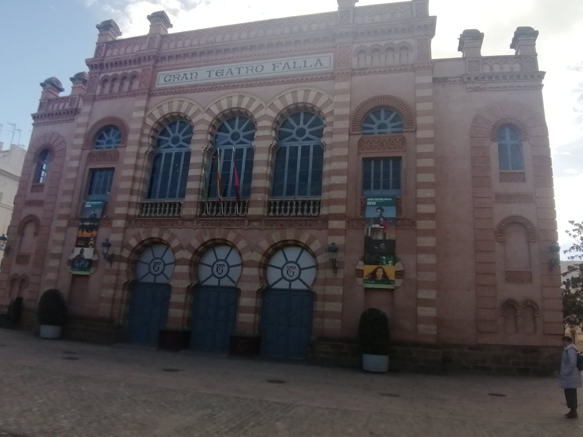 Gaditaneando, carnavaleando hasta que lleguen las 20h y ver a <a href="/ComparsaAres/">La Comparsa de Antonio Martínez Ares</a>.