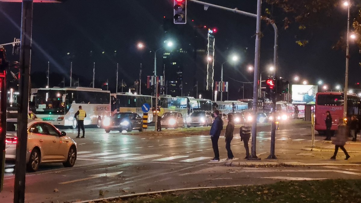 strani_placenik's tweet photo. Dijalog sa policajkom koja reguliše saobraćaj:

- Vidite ove pogrešno parkirane autobuse?
- Vidim.
- Jeste im pisali kazne?
- Ne, mi smo ih parkirali. Mislim, tako je odlučeno.
- Kako to?
- Pobogu, predsednik ima miting.
- Pa šta?
- Kako pa šta, pa gde će sa tolikim autobusima? https://t.co/JIEF0dSSDl
