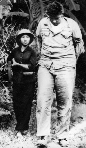 El "Rambo" gringo humillado por una pequeña miliciana Vietnamita...Solo en las películas son "invencibles" los gringos
