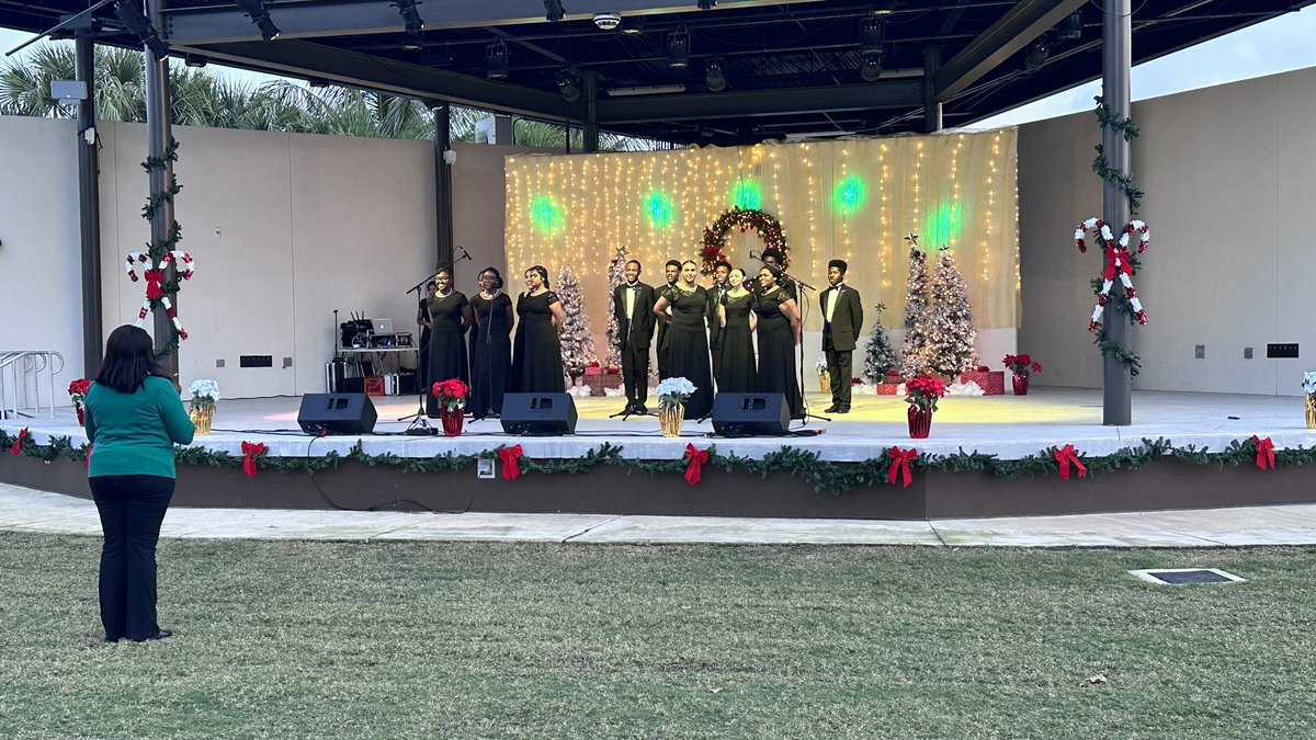 BoyntonBeachchs's tweet photo. Tigers kicking off the @cityofboynton annual tree lighting event! 

-Go Tigers!🐅 https://t.co/MMIIHWGOK2