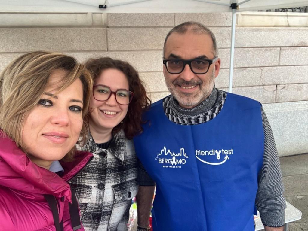 friendly_test's tweet photo. Come d'abitudine, chiudiamo la @EuroTestWeek col test offerto a Palazzo Frizzoni, sede del Consiglio Comunale del @ComunediBergamo. Grazie a Marcella Messina per il sostegno. Anche oggi coda!
Siamo qui fino alle 18.
#BergamoFTC #FriendlyTest #HIV #eurotestingweek #WorldAIDSDay https://t.co/ihDbcu2JUI