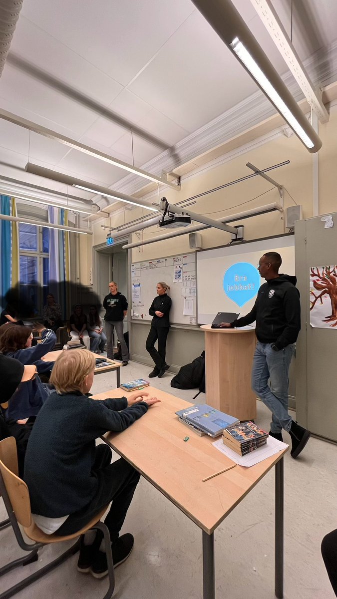 samhallsmatchen's tweet photo. Bajen på Söder 💚
I måndags besökte våra spelare Alice Carlsson och Ellen Wangerheim Katarina Södra Skolan. Även Swedbank var med på besöket men denna gång hade vi även med oss Colin Nairn från @BajenFans.
Tack till barnen, pedagogerna och Söder för att Bajen fick besöka er 💚 https://t.co/TVTldUN4UV