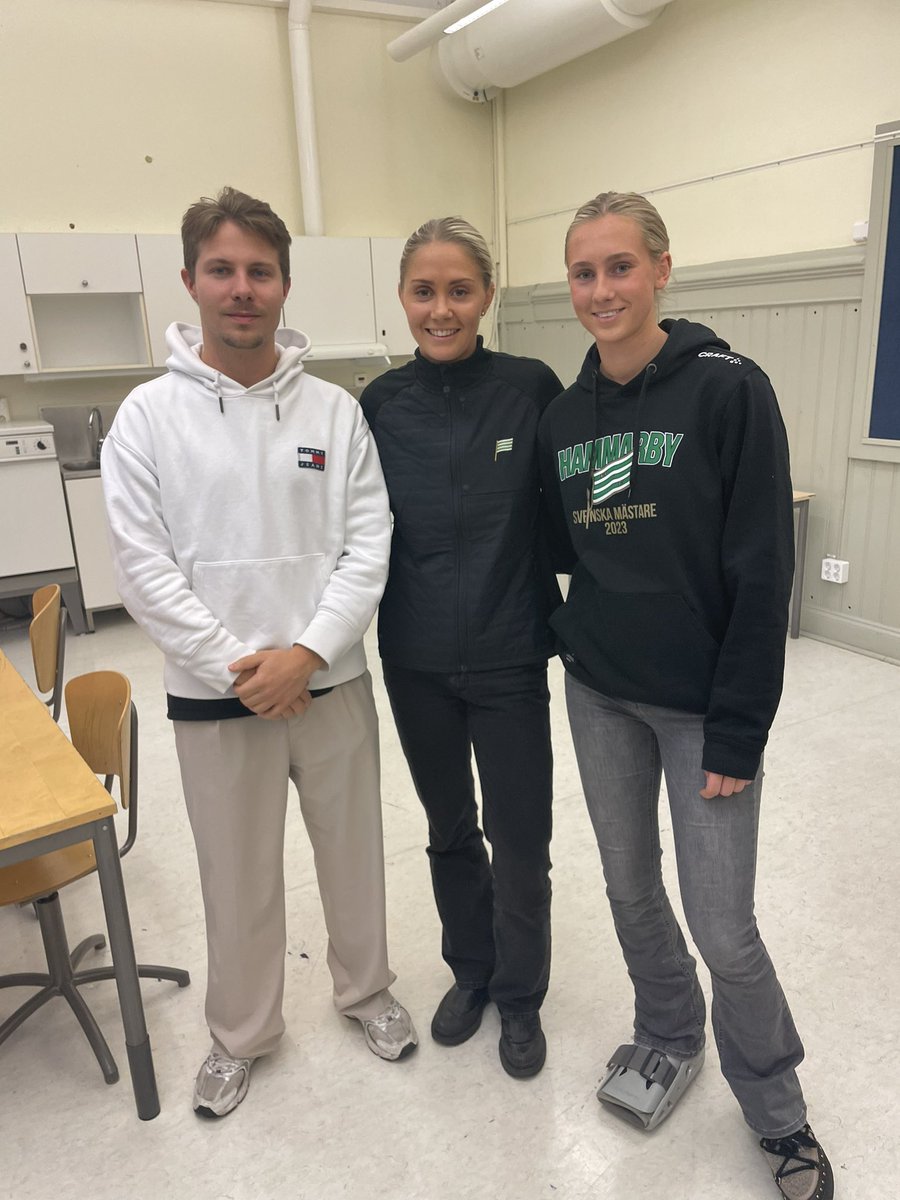 samhallsmatchen's tweet photo. Bajen på Söder 💚
I måndags besökte våra spelare Alice Carlsson och Ellen Wangerheim Katarina Södra Skolan. Även Swedbank var med på besöket men denna gång hade vi även med oss Colin Nairn från @BajenFans.
Tack till barnen, pedagogerna och Söder för att Bajen fick besöka er 💚 https://t.co/TVTldUN4UV