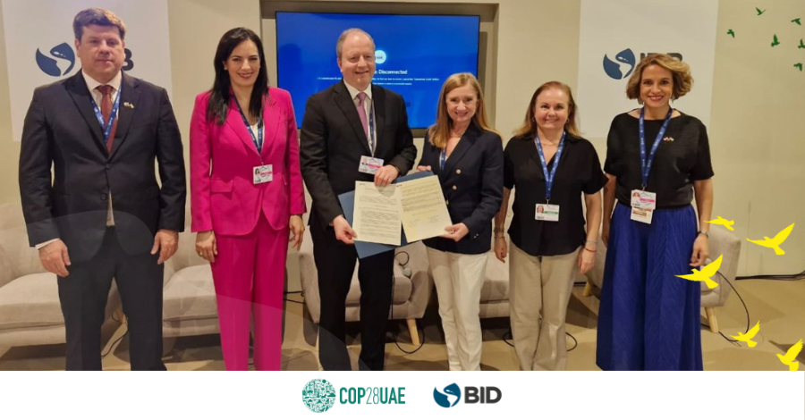 el_BID's tweet photo. El apoyo del BID a #Paraguay en 2024 tendrá un fuerte componente verde 🌱 . Este fue el acuerdo firmado por nuestra VP @_AnabelG y el Ministro @cgfernandezv durante #COP28, que complementa el anuncio de que Paraguay será uno de los 9 países participantes en #BIDCLIMA

👉 https://t.co/VwmHBAaMFx