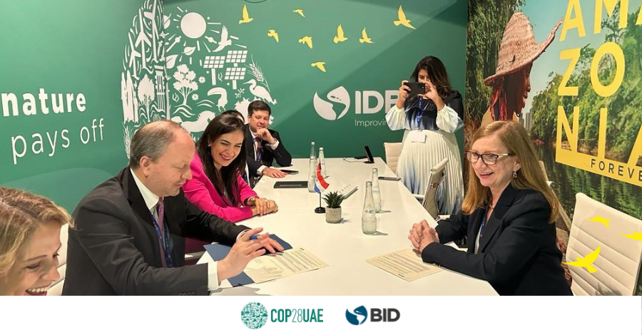 el_BID's tweet photo. El apoyo del BID a #Paraguay en 2024 tendrá un fuerte componente verde 🌱 . Este fue el acuerdo firmado por nuestra VP @_AnabelG y el Ministro @cgfernandezv durante #COP28, que complementa el anuncio de que Paraguay será uno de los 9 países participantes en #BIDCLIMA

👉 https://t.co/VwmHBAaMFx