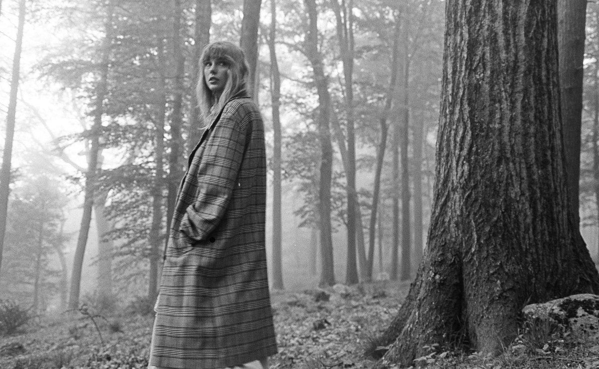 repgifs's tweet photo. FOLKLORE 🩶                 EVERMORE 🤎 https://t.co/tPJHPiopFu