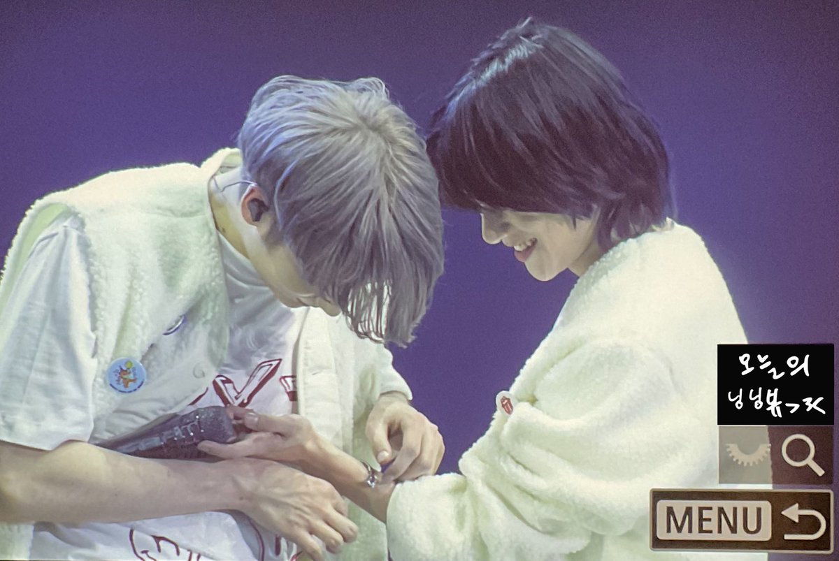 231202 스윗미라지 앵콜 서울🐧🐻

범규 팔찌가 풀림 >> 카이가 도와줌 >> 시간이 걸림 >> 잘 안되나 봄 
ㅋㅋㅋㅋㅋㅋ 카이 꼬물꼬물 도와주는데 시간 겁나 걸림 범규 웃는 거 너무 스윗해 뀨닝즈 귀여워
#휴닝카이 #HUENINGKAI #범규 #BEOMGYU 
#TXT #TOMORROW_X_TOGEHTER