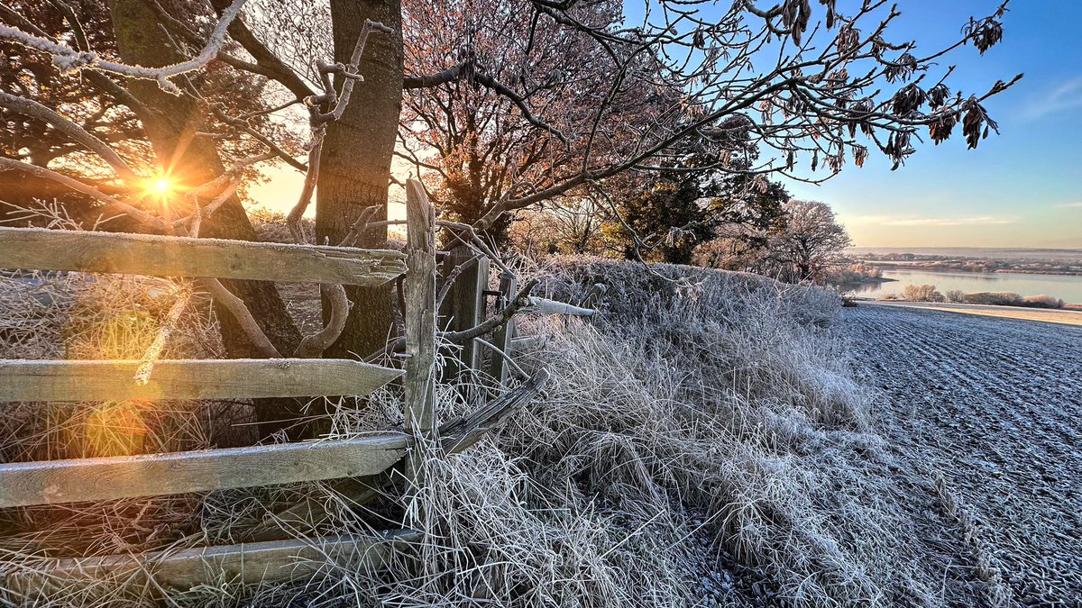 stockdale_wendy's tweet photo. Sunrise at Anglers country park, Wakefield @kerriegosneyTV @itvweather @MyWakefield @AnglersPark @Expwakefield https://t.co/tyTP6gvp5d