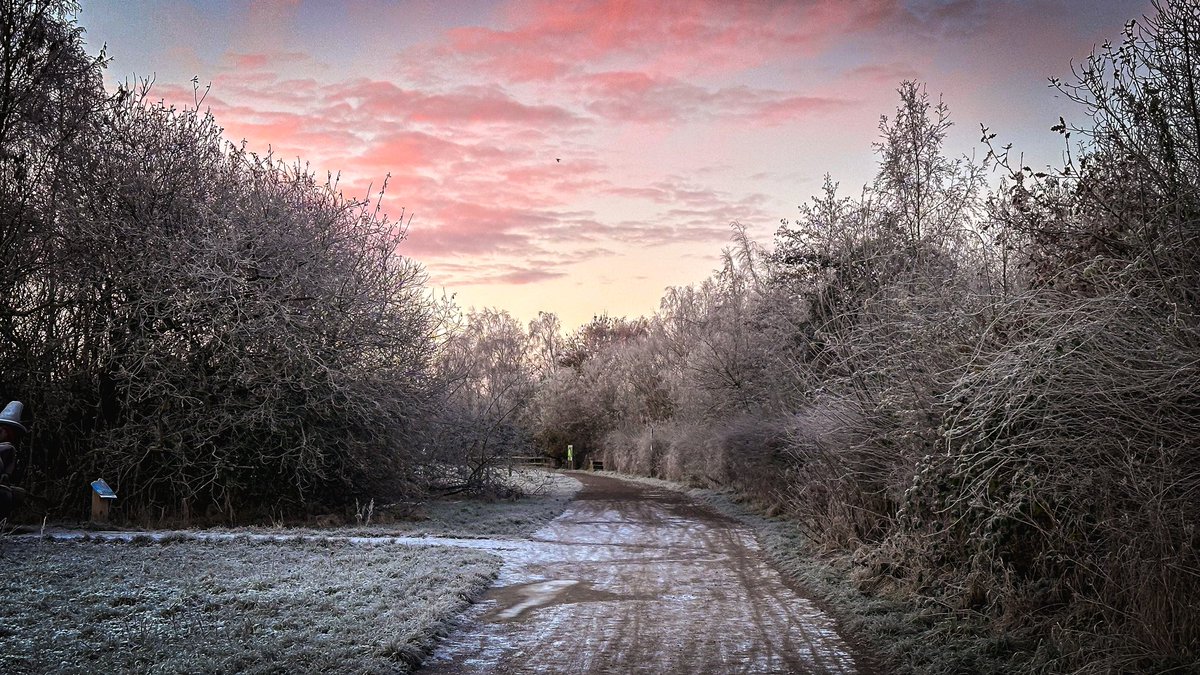 stockdale_wendy's tweet photo. Sunrise at Anglers country park, Wakefield @kerriegosneyTV @itvweather @MyWakefield @AnglersPark @Expwakefield https://t.co/tyTP6gvp5d