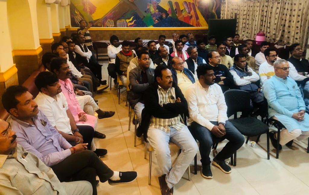 SanjaySDutt's tweet photo. Interacted with our Counting Agents of #Khandwa and #Harda Districts at a meeting in Khandwa attended by all our four candidates of Khandwa -
#KundanMalviya - #Khandwa
#RupaliBare - #Pandhana
#UttampalSingh - #Mandhata &
#SukhramSalve - #Harshud.
Briefed them about the do & dont's strategy to be adopted on counting of votes day - 3rd December.
Later alongwith DCC Chiefs, Candidates, PCC Incharge of Districts & AICC Assembly Observers reviewed our preparations made for the day.