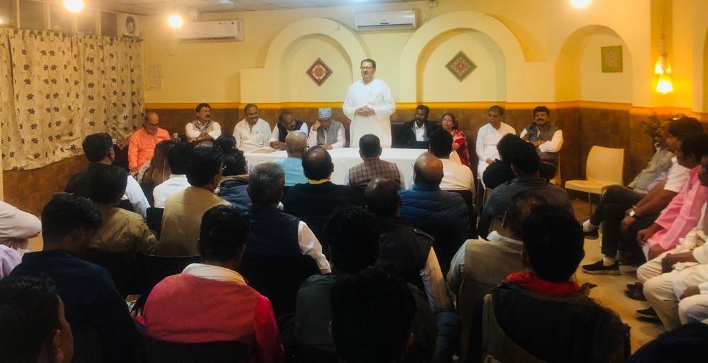 SanjaySDutt's tweet photo. Interacted with our Counting Agents of #Khandwa and #Harda Districts at a meeting in Khandwa attended by all our four candidates of Khandwa -
#KundanMalviya - #Khandwa
#RupaliBare - #Pandhana
#UttampalSingh - #Mandhata &
#SukhramSalve - #Harshud.
Briefed them about the do & dont's strategy to be adopted on counting of votes day - 3rd December.
Later alongwith DCC Chiefs, Candidates, PCC Incharge of Districts & AICC Assembly Observers reviewed our preparations made for the day.