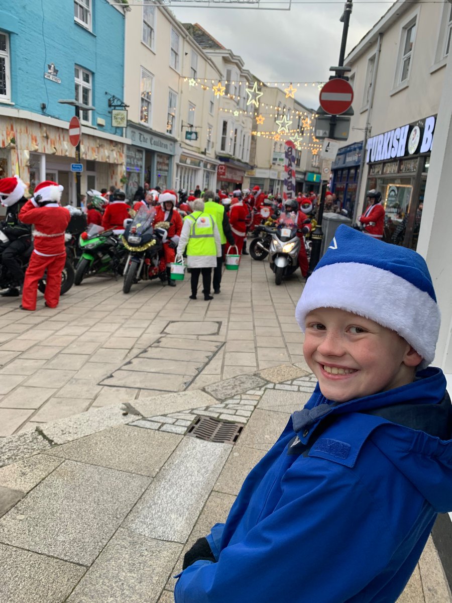 smithsara5's tweet image. 100’s of Santas on bikes made one little boy very happy🎅🏍️💖 #StAustell #LittleHarbour