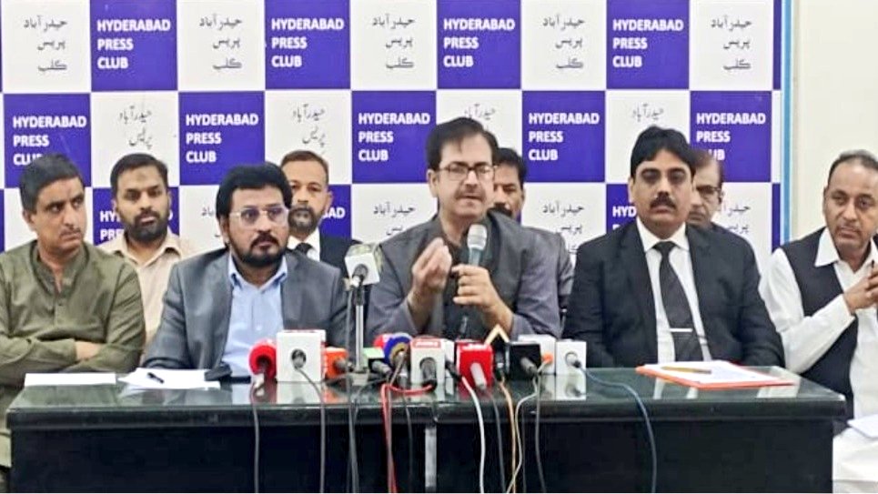 nibras_zafar's tweet photo. حیدر آباد۔۔۔۔02دسمبر 2023ء
الیکشن کمیشن میں جیالا گردی چل رہی ہے جو جان بوجھ کر ایک طبقے کو دبا رہے ہیں،سید سہیل مشہدی،

 کراچی میں جعلی حلقہ بندی کی گئی، شہر حیدرآباد میں اس طرح جانبدار طریقے سے حلقہ بندی کی گئی کہ اردو بولنے والا میئر نہ آسکے اب ہماری برداشت ختم ہورہی ہے جیالا شاہی نوکر اپنا قبلہ درست کریں ورنہ اربن سندھ کی عوام انکا محاسبہ کریگی، سید سہیل مشہدی 

 Aالیکشن کمیشن پیپلز پارٹی کی بی ٹیم کا کردار ادا کررہی ہے جسکا ثبوت سندھ کے نمائندگی کرنے والے الیکشن کمیشن کے جیالے رکن کا کردار ہے ایم کیو ایم کے اعتراضات کو ردی کی ٹوکری میں ڈال کر پی پی کے اعتراضات قبول کئے گئے ،سید وسیم حسین 

الیکشن کمیشن میں تعصبانہ سوچ رکھنے والے لوگ لسانیت کی بنیاد پر سندھ تقسیم کرنا چاہتا ہے اور سندھو دیش بنانے کی کوشش کررہے ہیں ایسے لوگوں کا محاسبہ ارباب اختیار فوری کریں،سید وسیم حسین

 ووٹ ڈالنا اور الیکشن میں حصہ لینا سب کو بنیادی حق ہے لیکن پچھلی کئی دہائیوں سے روزگار،* *کوٹہ سمیت دیگر اردوبولنے والوں کے حقوق صلب کئے جارہے ہیں اور اب ہم سے نمائندگی کا حق بھی چھینا جارہا ہے۔دلاور قریشی ایڈوکیٹ 

سندھ پر مسلط طبقہ یہ نہیں چاہتا کہ اردو بولنے والوں کو آبادی میں سرکاری سطح پر اضافہ سامنے آئے اور انکے اقتدار کو نقصان پہنچے۔دلاور قریشی ایڈوکیٹ

حیدر آباد پریس کلب پر الیکشن کمیشن آف پاکستان اور صوبائی الیکشن کمیشن سندھ میں پیپلز پارٹی کے تعینات کارکنان کی الیکشن کو متنازہ بننے کے عمل پر پریس کانفرنس میں گفتگو۔
 
الیکشن کمیشن میں جیالا گردی چل رہی ہے جو جان بوجھ کر ایک طبقے کو دبا رہے ہیں۔ان خیالات کا اظہار متحدہ قومی موومنٹ (پاکستان) رابطہ کمیٹی اراکین سید سہیل مشہدی،سید وسیم حسین،دلاور قریشی ایڈوکیٹ نے حیدر آباد پریس کلب پر الیکشن کمیشن آف پاکستان اور صوبائی الیکشن کمیشن سندھ میں پیپلز پارٹی کے تعینات کارکنان کی الیکشن کو متنازہ بننے کے عمل پر پریس کانفرنس کرتے ہوئے کیا۔پریس کانفرنس میں سندھ تنظیمی کمیٹی اراکین حق نواز قائم خانی،شفیق احمد،ڈسٹرکٹ جوائنٹ انچارجز راشد خان،عمرالوری،اراکین ڈسڑکٹ کمیٹی صابرحسین ایڈوکیٹ، سید جاوید علی شاہ اور اراکین حیدر آباد ڈسڑکٹ الیکشن سیل بھی موجود تھے۔
@2mushadi