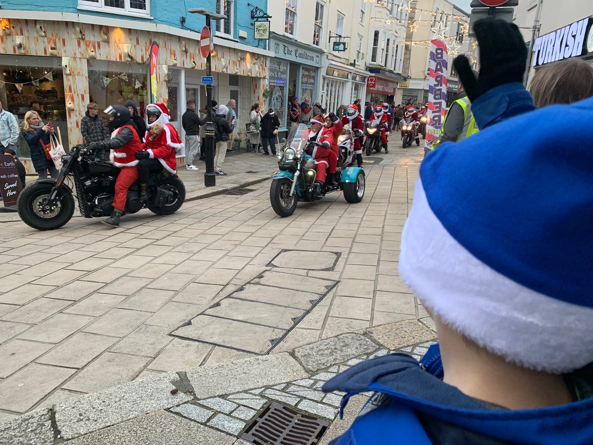 smithsara5's tweet image. 100’s of Santas on bikes made one little boy very happy🎅🏍️💖 #StAustell #LittleHarbour
