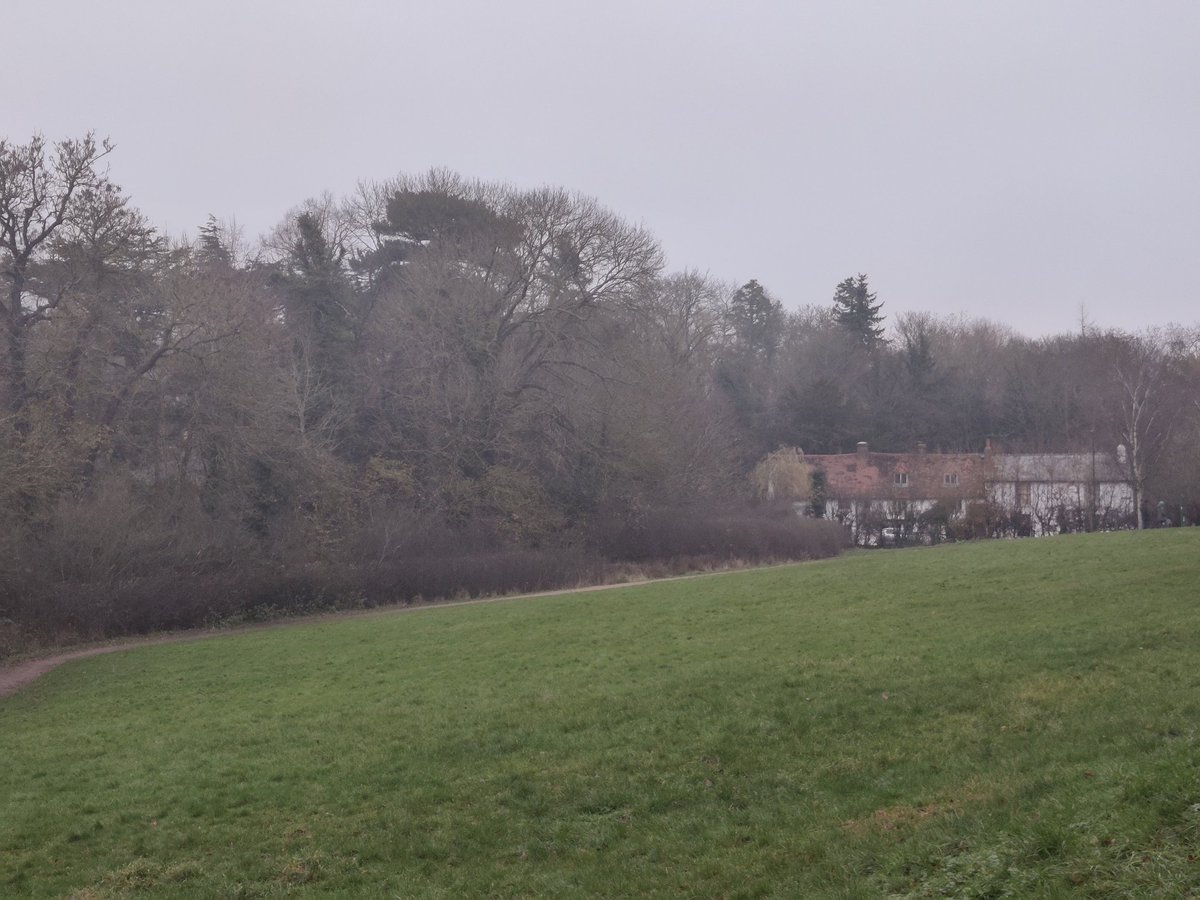 karendebruyne's tweet photo. Today's walking view.
Cold damp and a little foggy
#HillyFields https://t.co/XN9jLzQ3kF