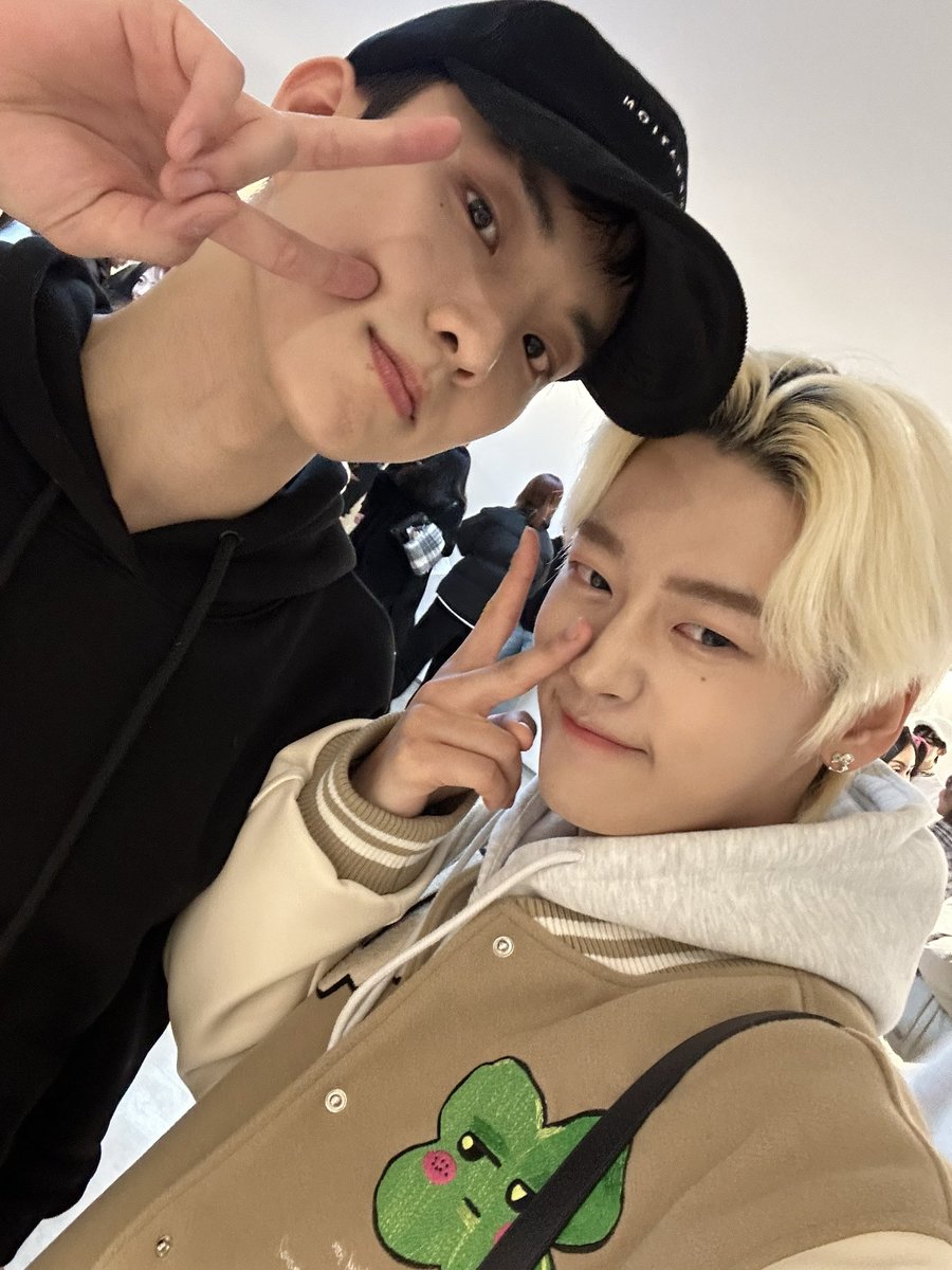 WEi__Member's tweet photo. [#석화]
멋쟁이 형들 생일 선물 콘서트 감사하옵니다❤️‍🔥
남은 콘서트도 화이팅🤟🏻🤟🏻🤟🏻🤟🏻 https://t.co/NffG3SFPLU