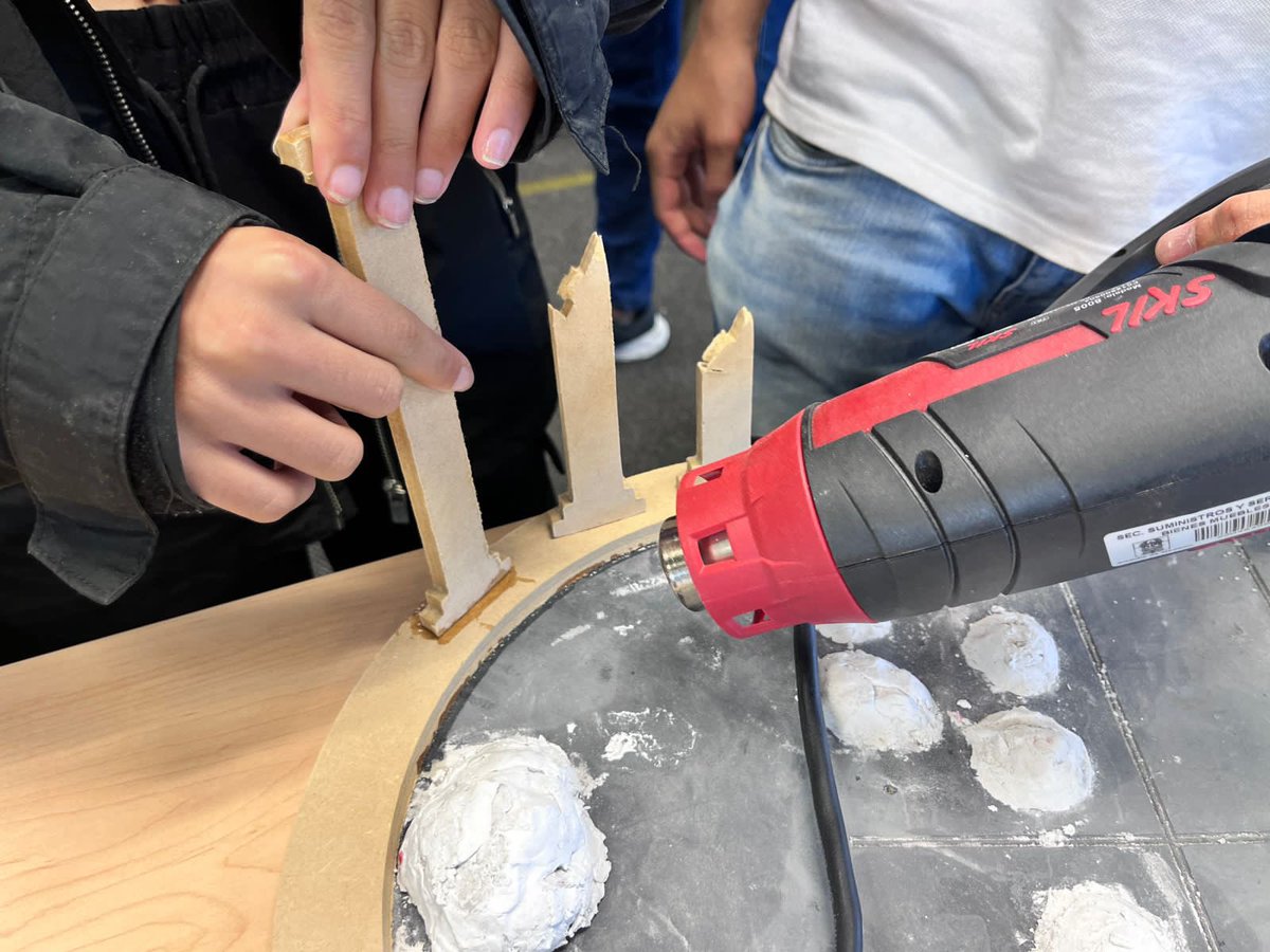 BibliotecasMed's tweet photo. ¡Vacaciones creativas para todos y todas! Continuamos creando los tableros de juego de rol con los integrantes del club de lectura friki en nuestro Makerspace del Parque Biblioteca San Cristobal ¡el coliseo del juego Troyal Game va tomando forma🎲! un battle royal con cartas⚔️🛡️. https://t.co/z0uV0Buhce