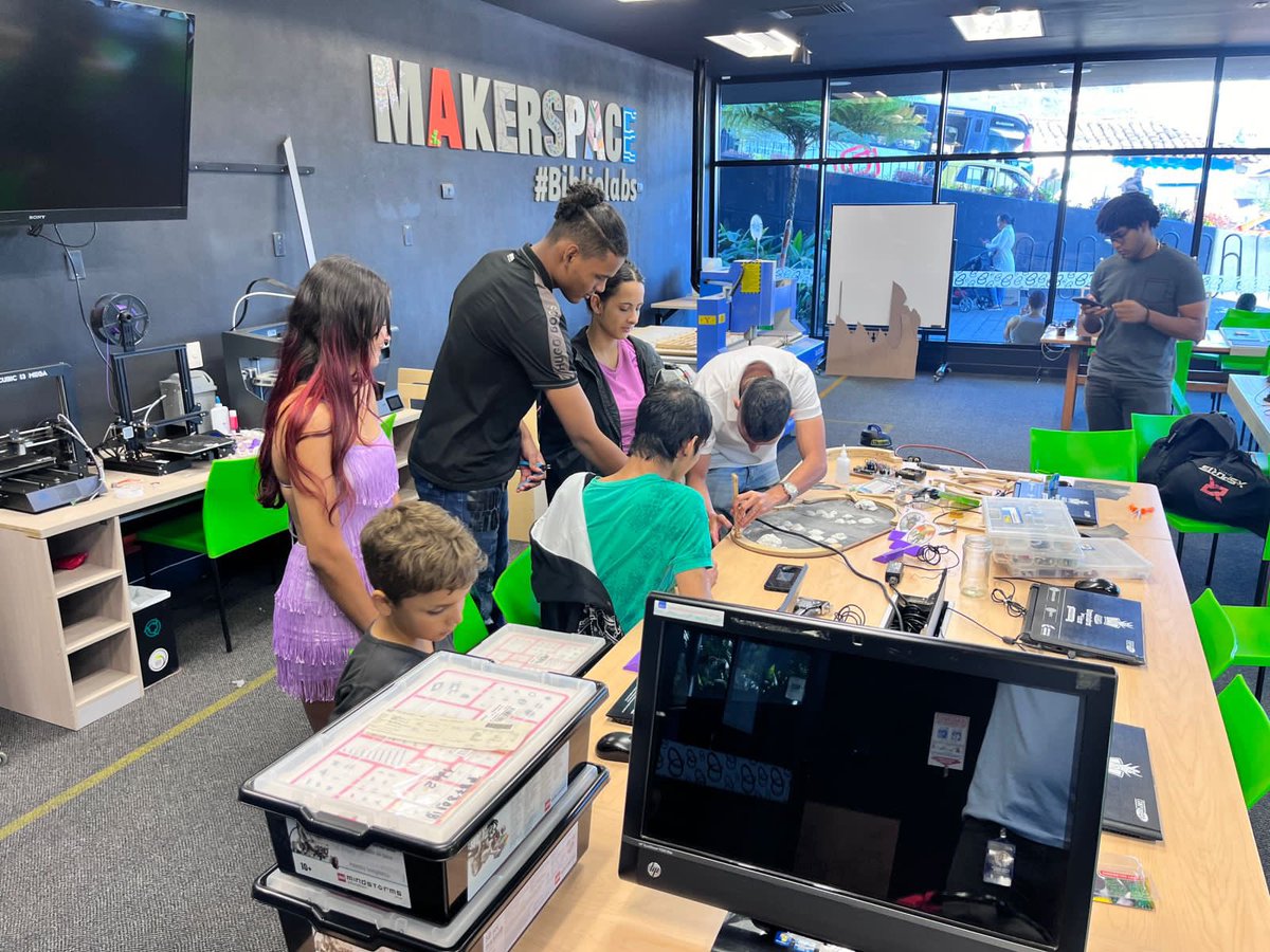 BibliotecasMed's tweet photo. ¡Vacaciones creativas para todos y todas! Continuamos creando los tableros de juego de rol con los integrantes del club de lectura friki en nuestro Makerspace del Parque Biblioteca San Cristobal ¡el coliseo del juego Troyal Game va tomando forma🎲! un battle royal con cartas⚔️🛡️. https://t.co/z0uV0Buhce