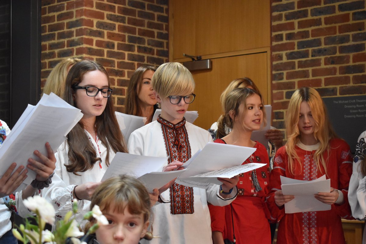 AlleynsSchool's tweet photo. 🎄A very, merry thanks to all of the #AlleynsCommunity involved in this years Holly Fair, especially the Alleyn’s Parents Association, staff and #AlleynsVolunteers who helped deliver such a wonderful event at the School today✨ https://t.co/hcEpzcYXxr