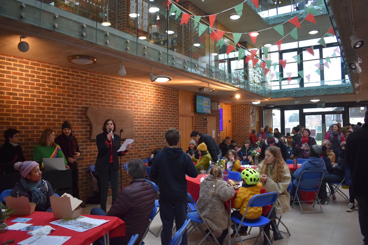 AlleynsSchool's tweet photo. 🎄A very, merry thanks to all of the #AlleynsCommunity involved in this years Holly Fair, especially the Alleyn’s Parents Association, staff and #AlleynsVolunteers who helped deliver such a wonderful event at the School today✨ https://t.co/hcEpzcYXxr