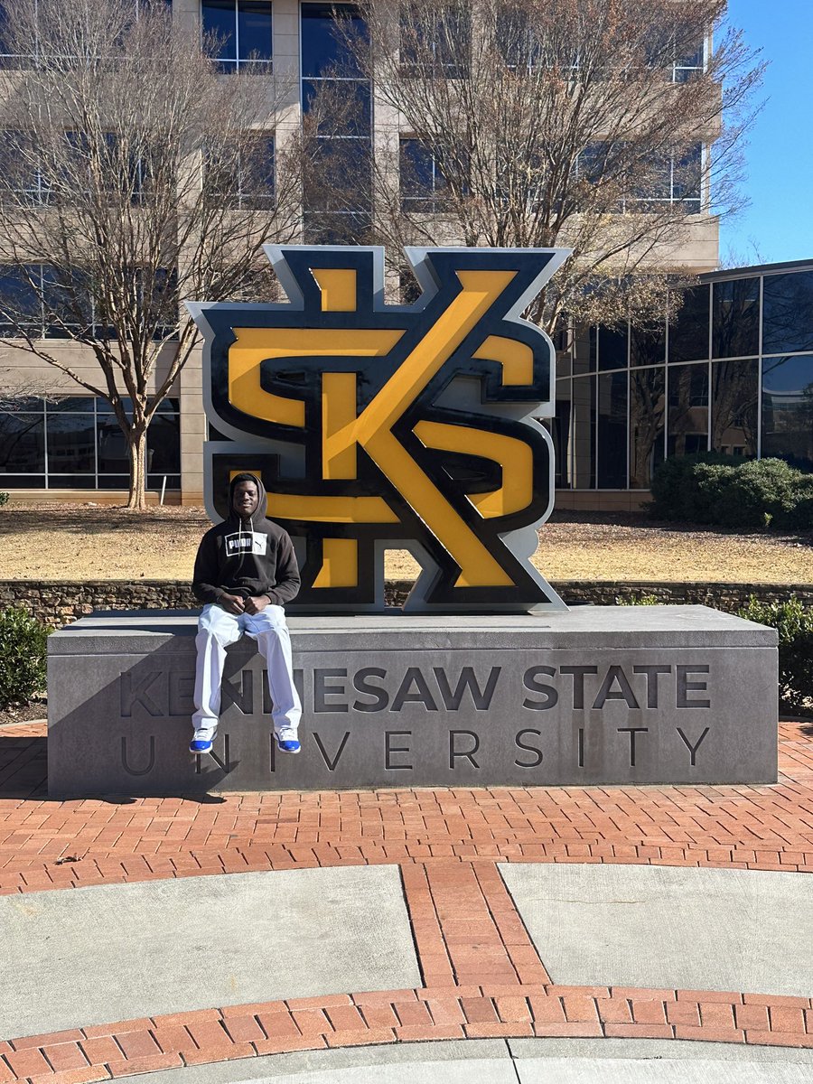 SierraCalhoun7's tweet photo. Class of 2024 Almar Clarke on his visit to Kennesaw State University. #NHSRamsRun https://t.co/Hyj6irn9n1