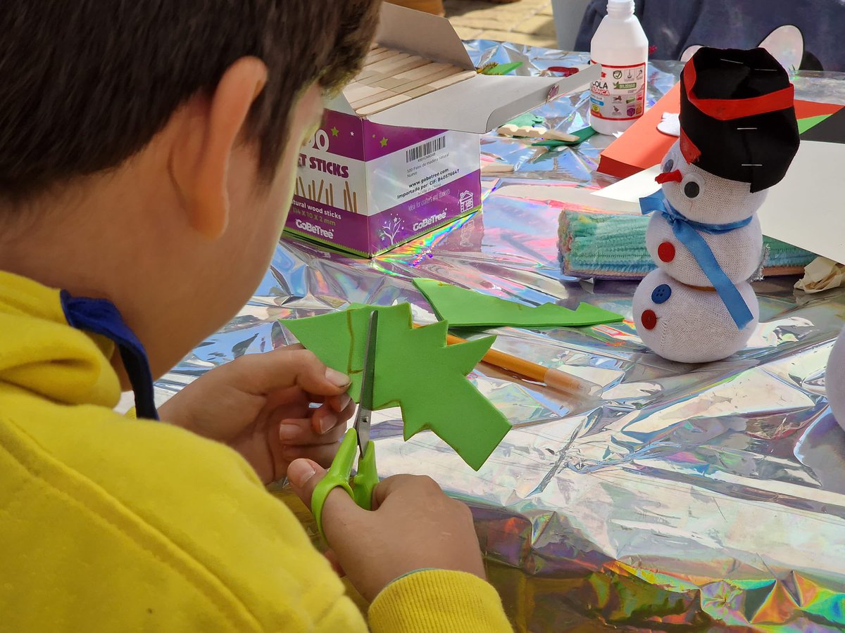ℹ️ Mañana de ilusión en el Parque de Varela. Los más pequeños han disfrutado de talleres navideños y de la visita de la Estrella de Oriente y el Cartero Real dentro de la programación de Navidad del Ayuntamiento.