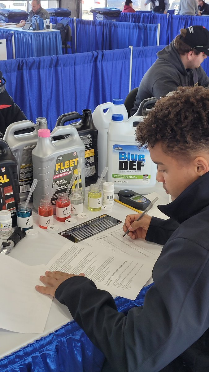 It was #AllBusiness over at the Coolants and Diesel Exhaust Fluid Table!! Thanks PEAK Auto for the FAB fluid set up! 💦💧💦💧💦💧💦💧 #PeakSquad #OldWorldIndustries