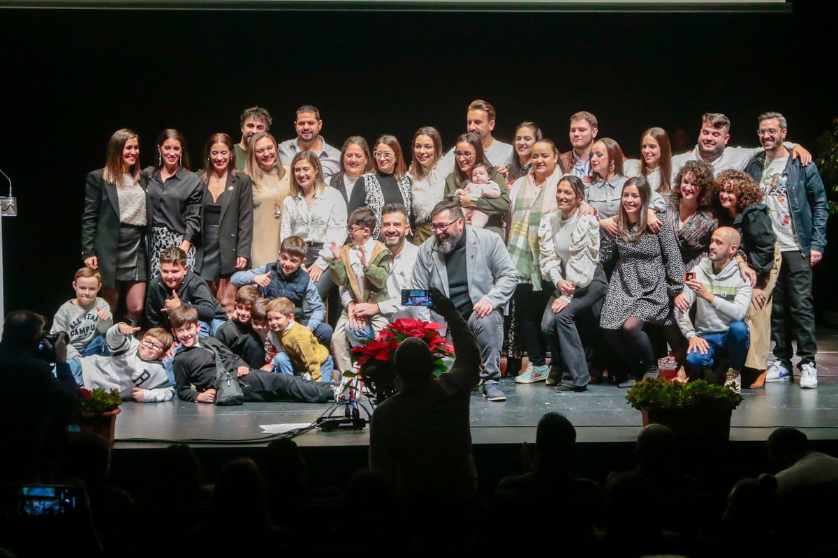 🎭El Teatro María Luisa ha acogido, esta mañana, la Gala de los XXI Premios Turuta de Oro que este año han sido concedidos a los carnavaleros <a href="/NONOSAAVEDRA/">@NONOSAAVEDRA</a> y #FélixBarrena y a la <a href="/ComparsaLqf/">Comparsa LQF</a>. El alcade <a href="/arosuna/">Antonio R. Osuna</a> y la delegada de festejos <a href="/aragoli/">Ana Aragoneses Lillo</a> han entregado los Premios