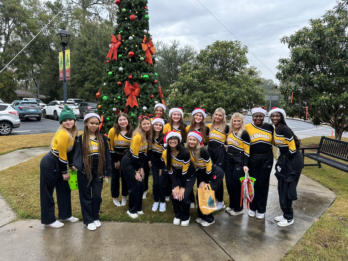 These girls are amazing! They’ve got the Spirit! #RHAthletics #BTH #Welovesprinklingrain <a href="/TJoyRoberts1/">T.Joy Roberts</a> <a href="/Amy_LLewis/">Amy L Lewis</a>